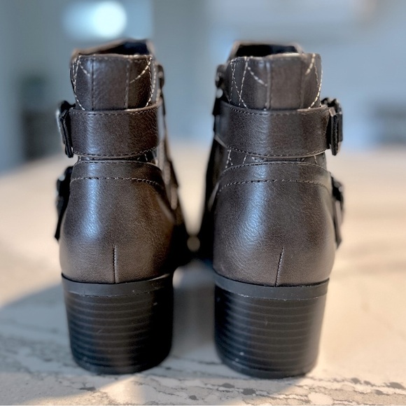 UNISA Woman’s vegan leather Zipper Boots ~ size 7 - Picture 6 of 8